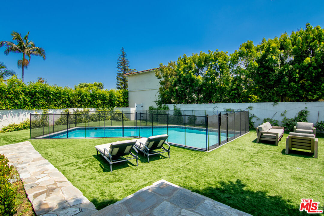 180 N Las Palmas Ave