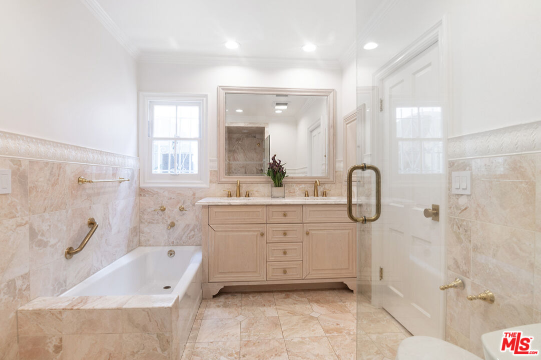 180 N Las Palmas Ave