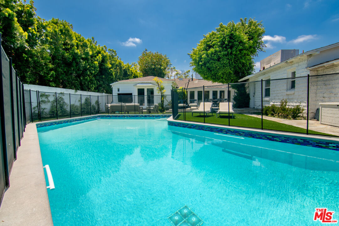 180 N Las Palmas Ave