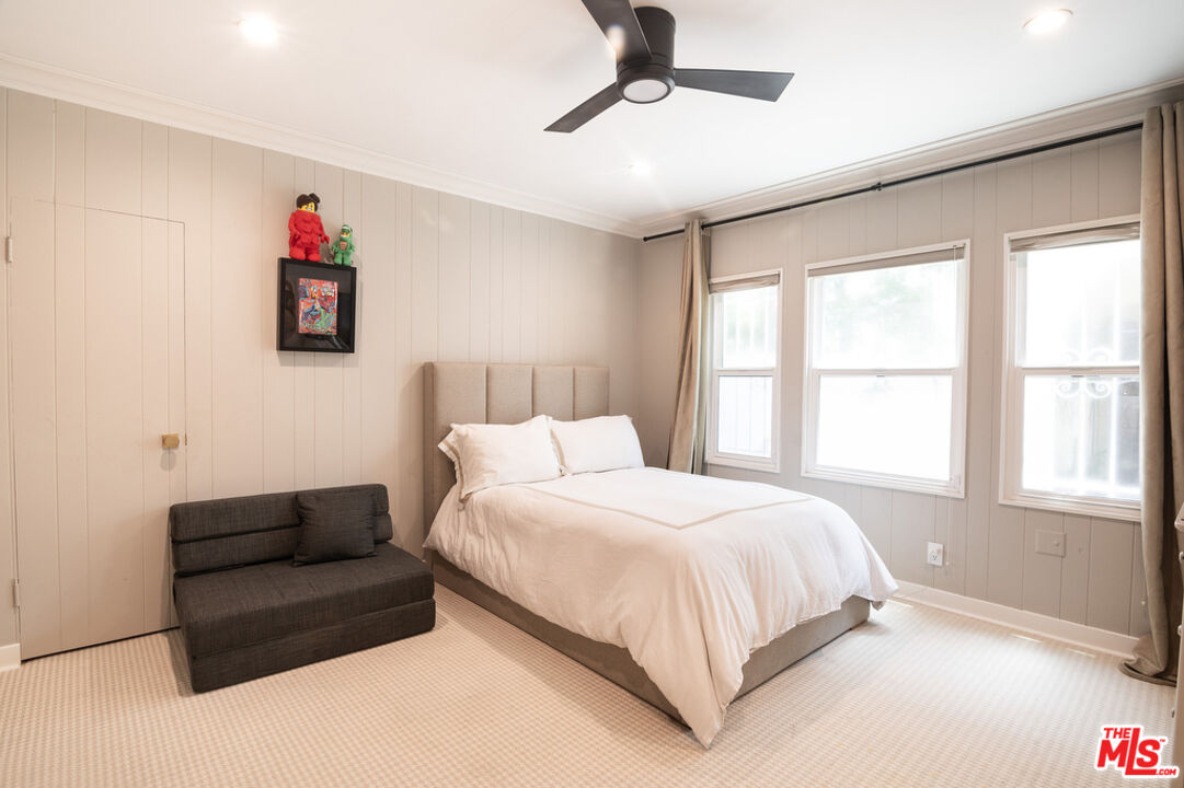 180 N Las Palmas Ave