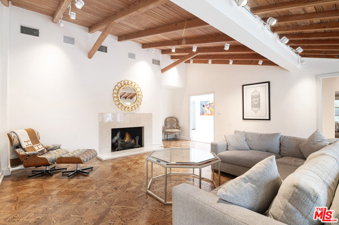 180 N Las Palmas Ave