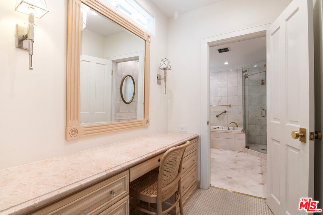 180 N Las Palmas Ave