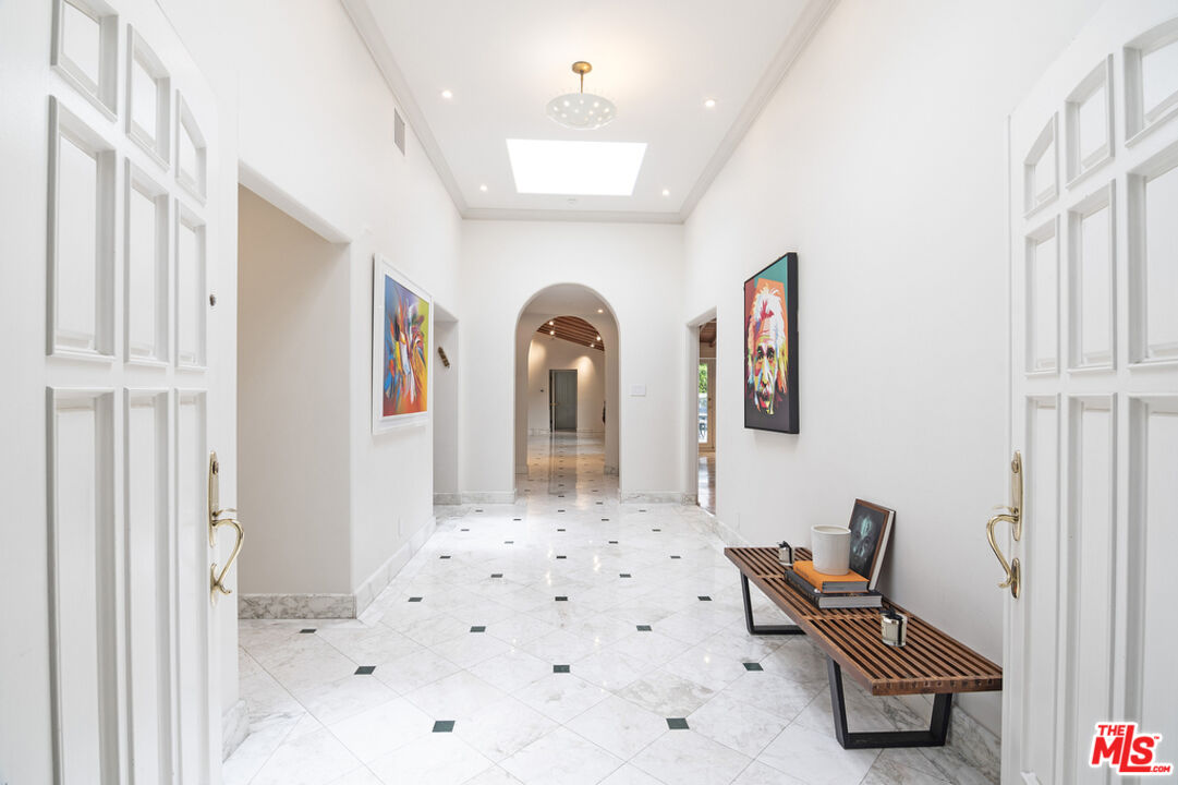 180 N Las Palmas Ave