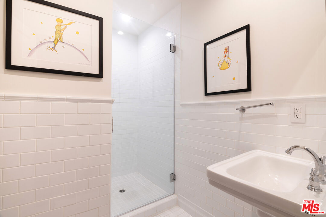 180 N Las Palmas Ave