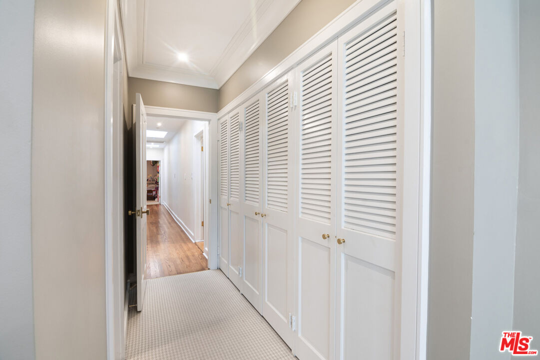 180 N Las Palmas Ave