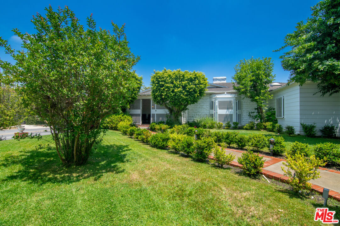 180 N Las Palmas Ave