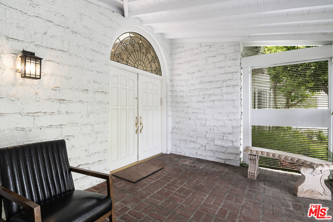 180 N Las Palmas Ave