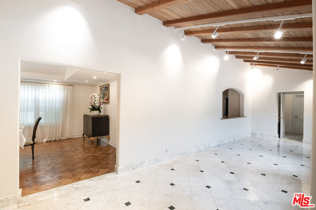 180 N Las Palmas Ave