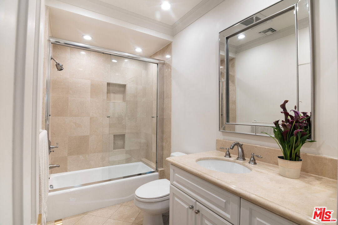 180 N Las Palmas Ave