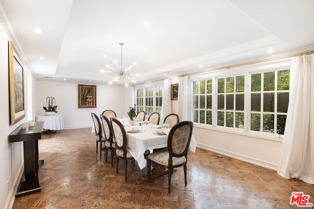 180 N Las Palmas Ave