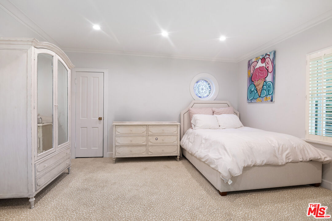 180 N Las Palmas Ave