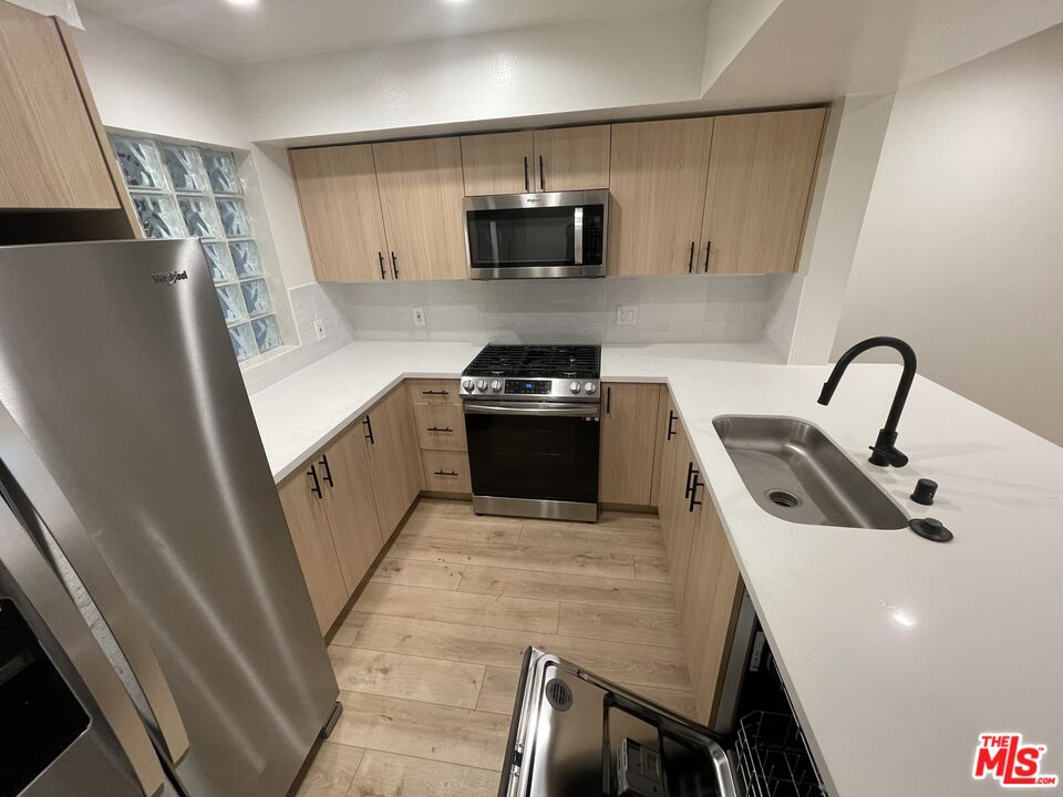 1117 N Orange Dr Unit: 208