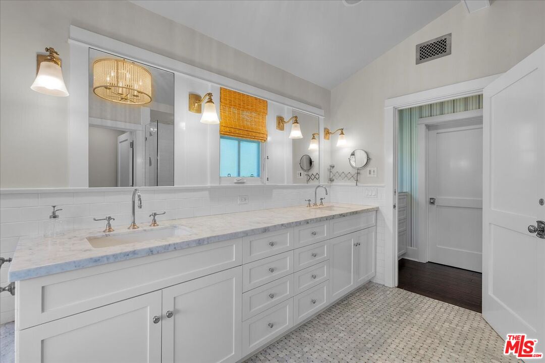 1117 Chautauqua Blvd