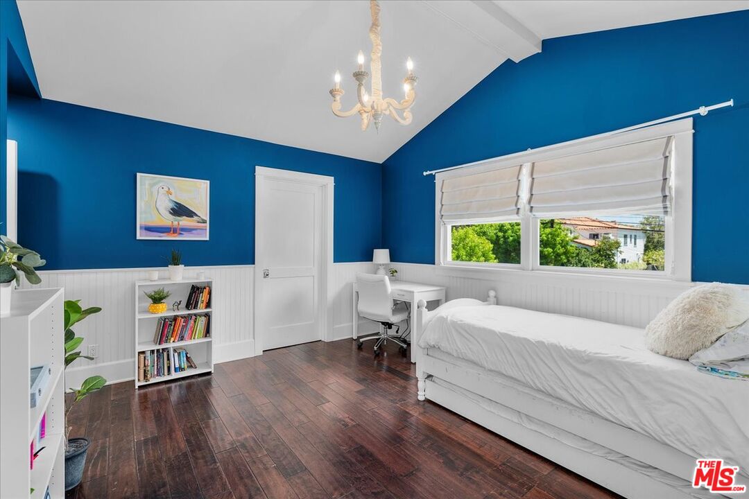 1117 Chautauqua Blvd