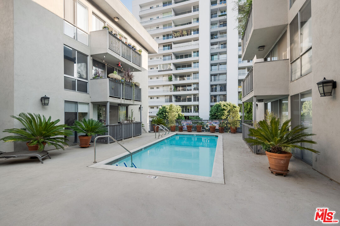 1134 Alta Loma Rd Unit: 212