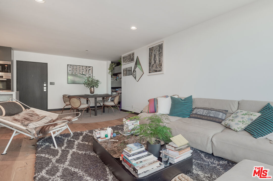 1134 Alta Loma Rd Unit: 212