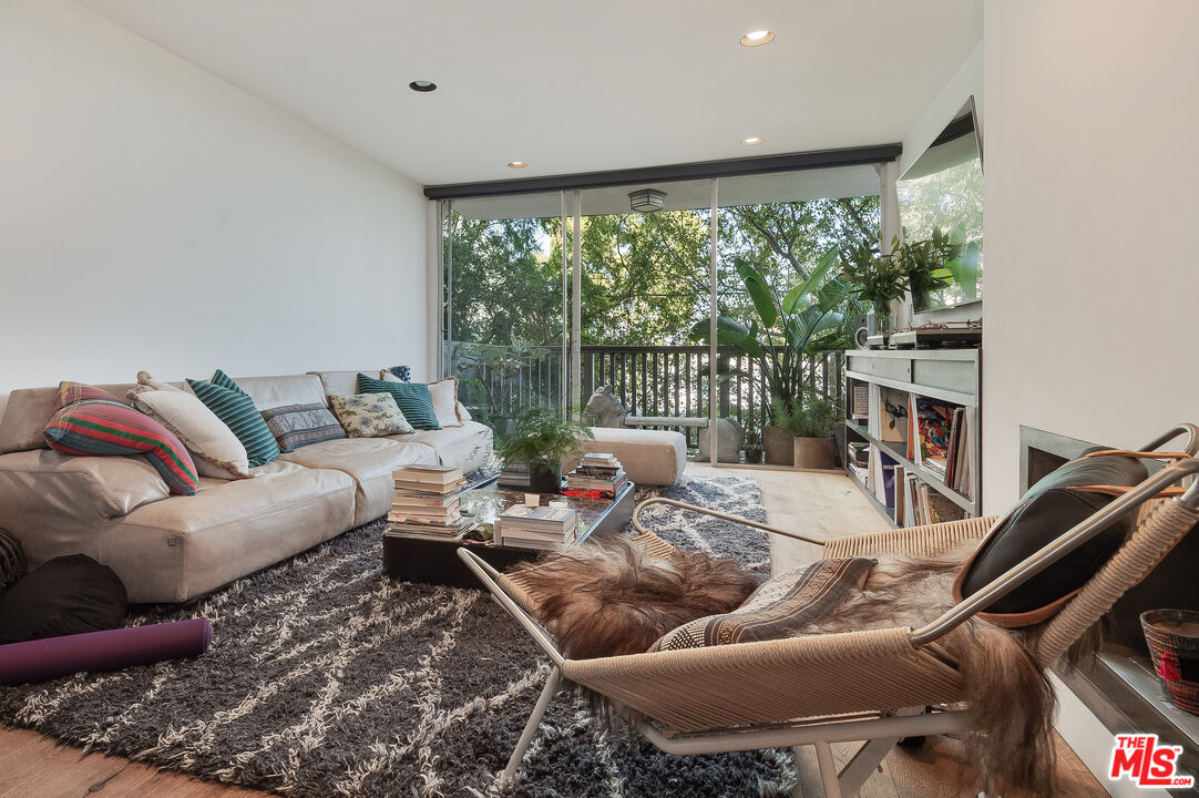 1134 Alta Loma Rd Unit: 212