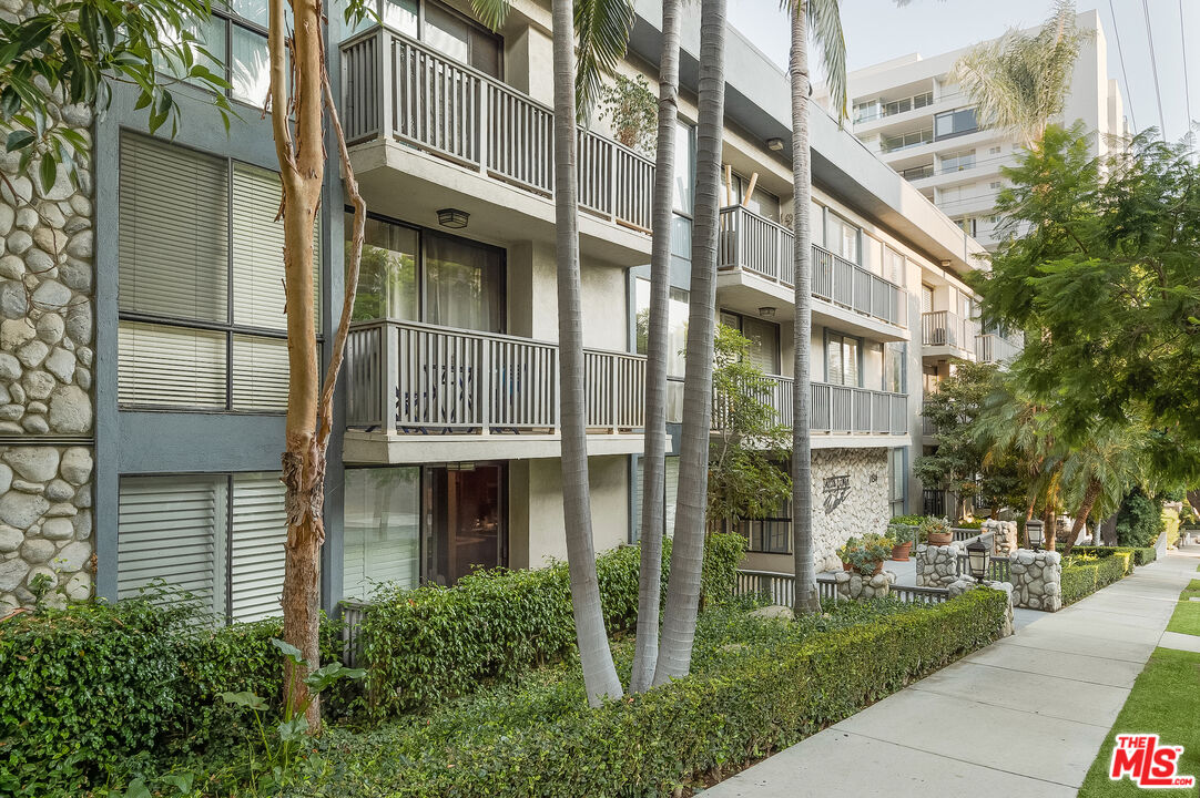 1134 Alta Loma Rd Unit: 212