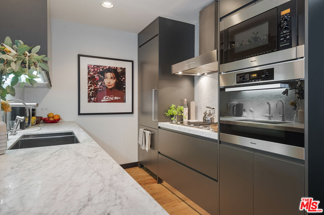 1134 Alta Loma Rd Unit: 212