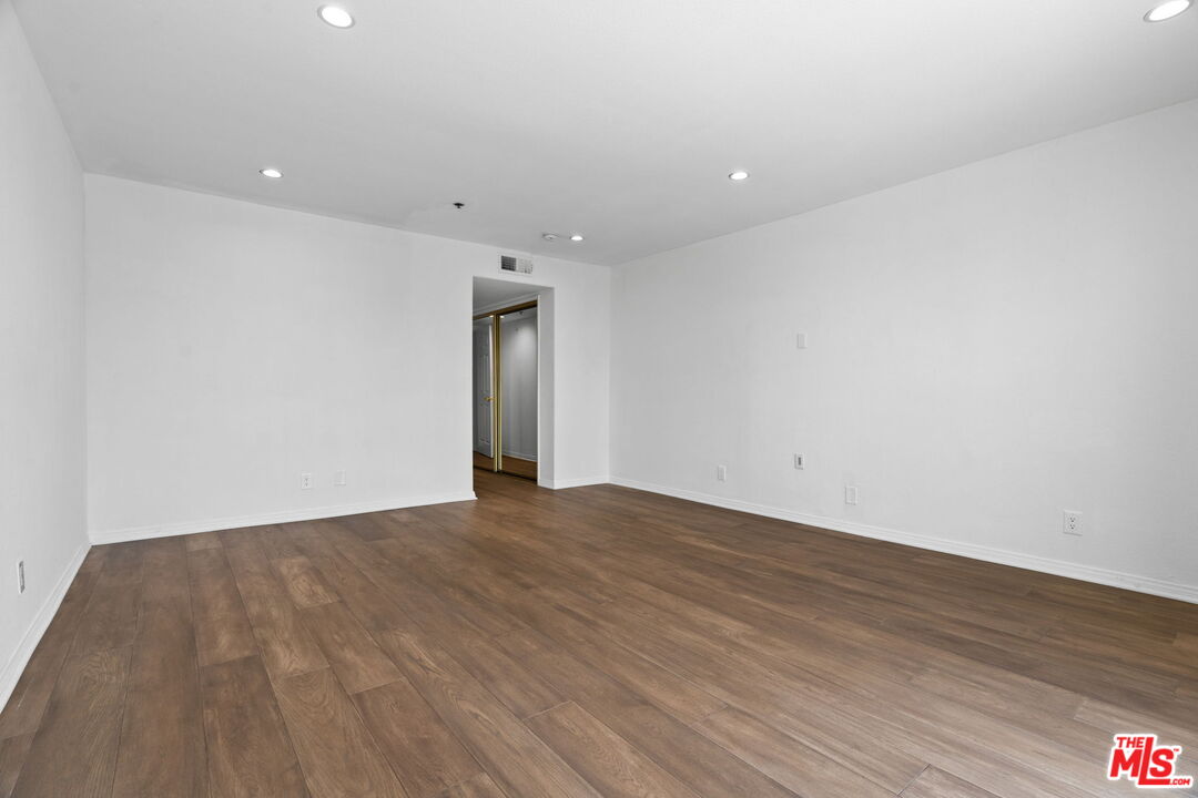 116 S Croft Ave Unit: 401