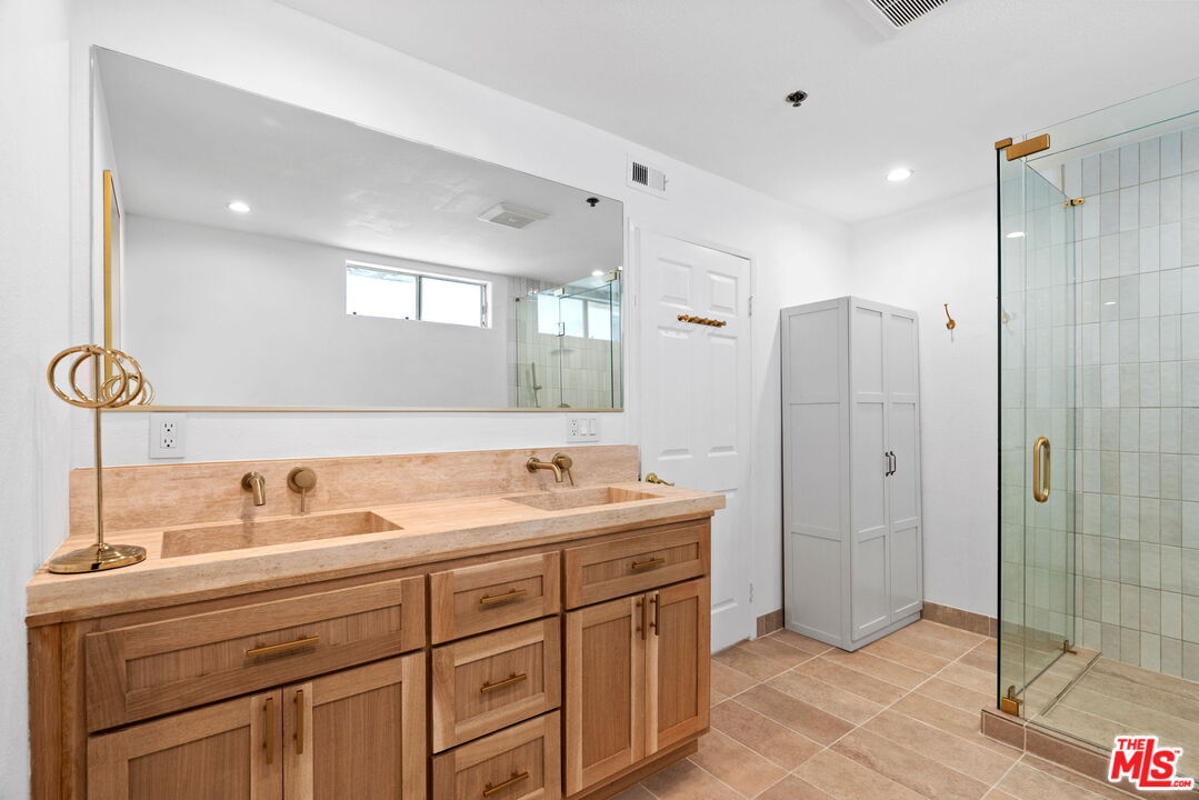 116 S Croft Ave Unit: 401