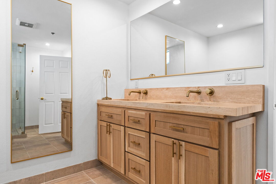 116 S Croft Ave Unit: 401