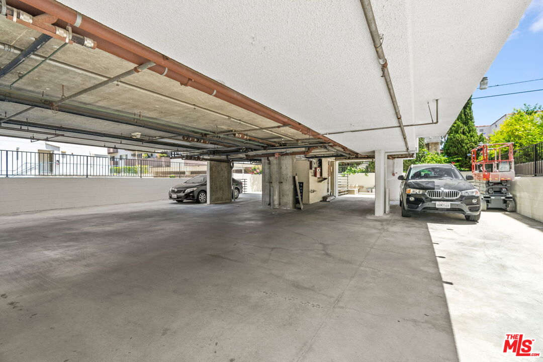 116 S Croft Ave Unit: 401