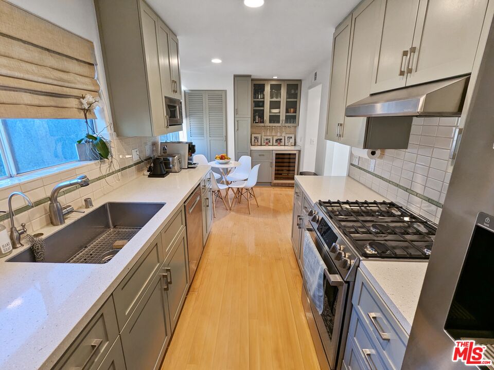 1139 Yale St Unit: 4