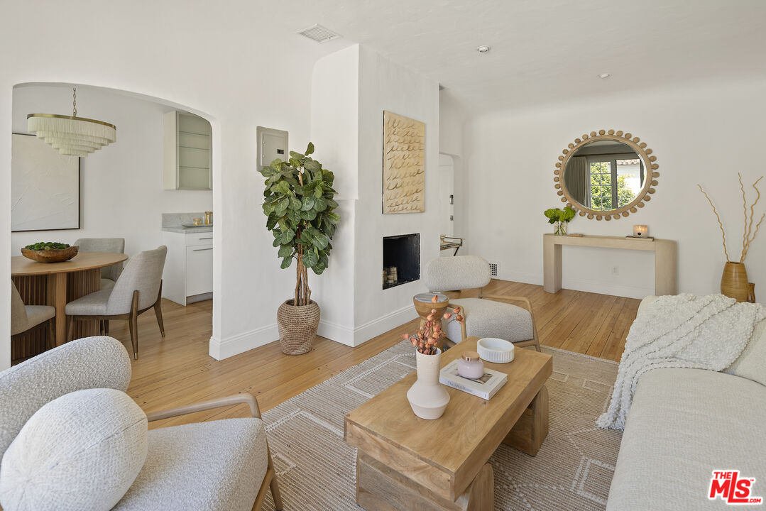 1345 N Hayworth Ave Unit: 206