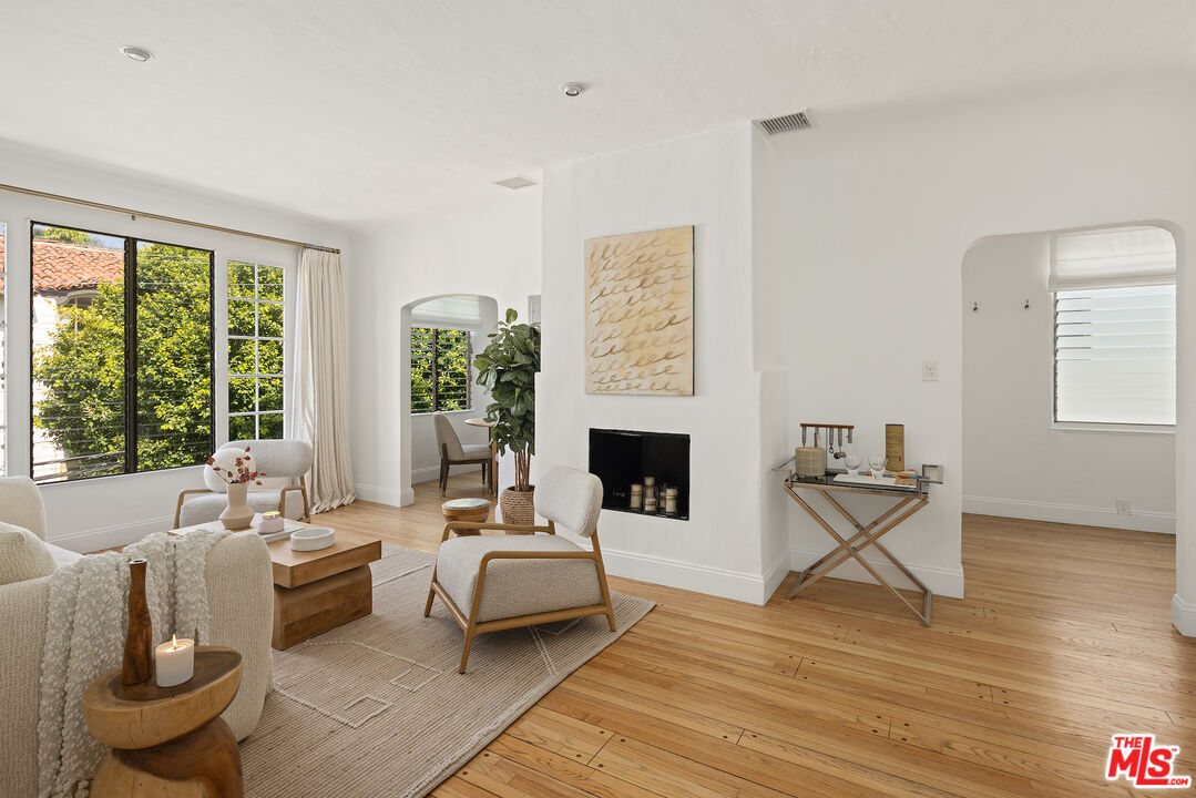 1345 N Hayworth Ave Unit: 206