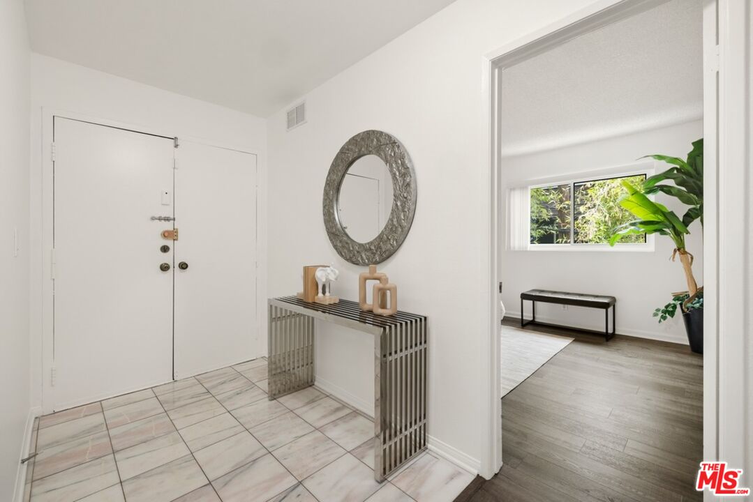 1037 N Vista St Unit: 206