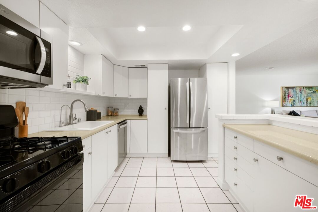 1037 N Vista St Unit: 206