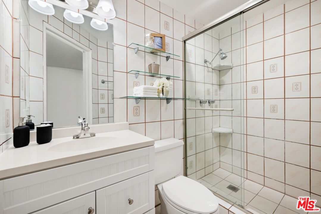 1037 N Vista St Unit: 206