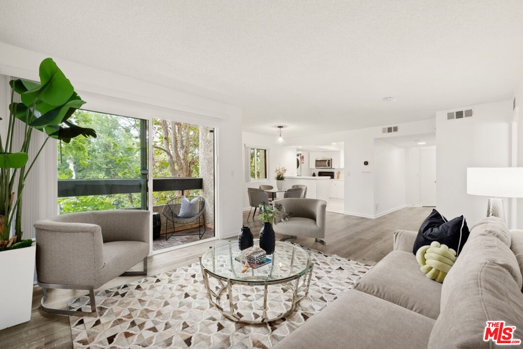 1037 N Vista St Unit: 206