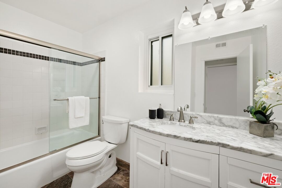 1037 N Vista St Unit: 206