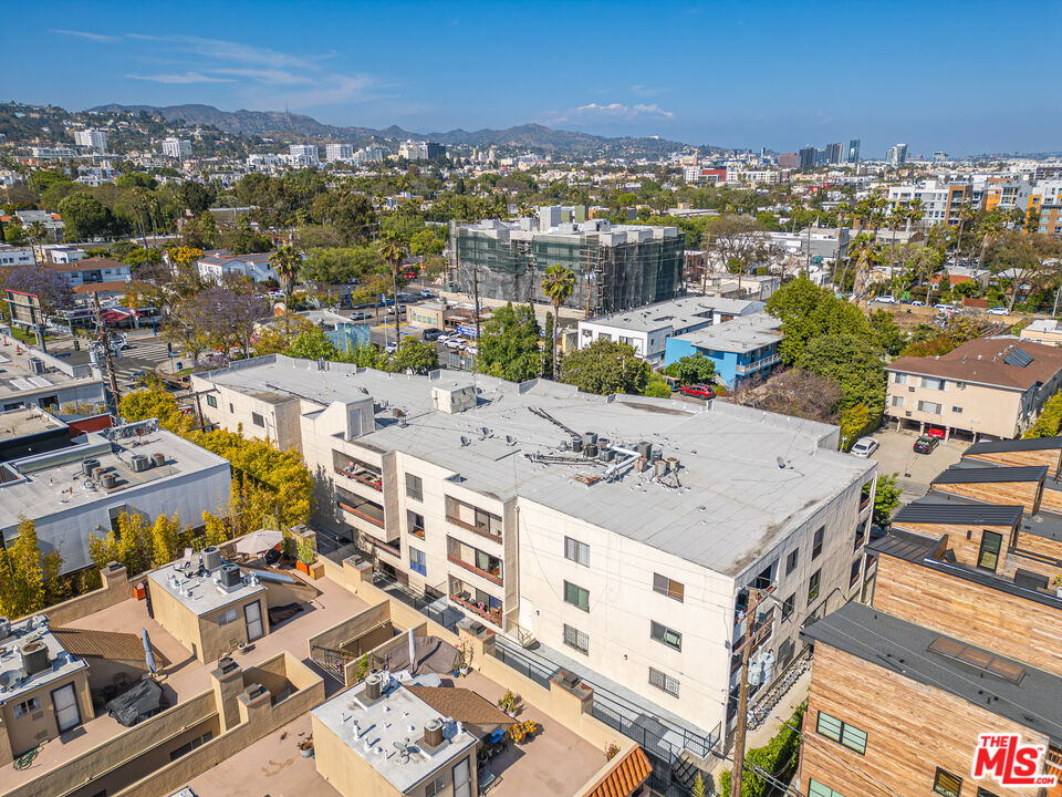 1037 N Vista St Unit: 206