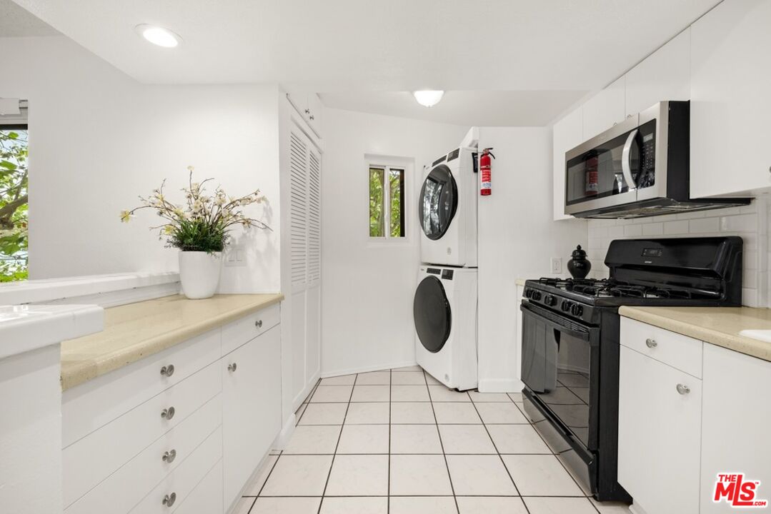 1037 N Vista St Unit: 206