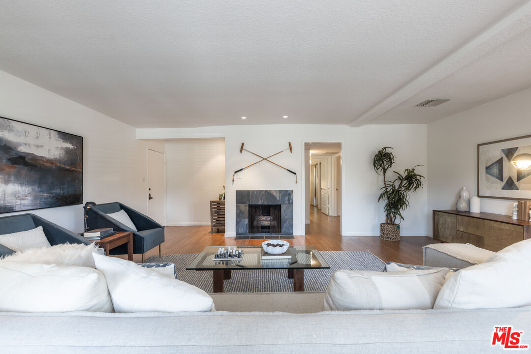 222 7th St Unit: 101