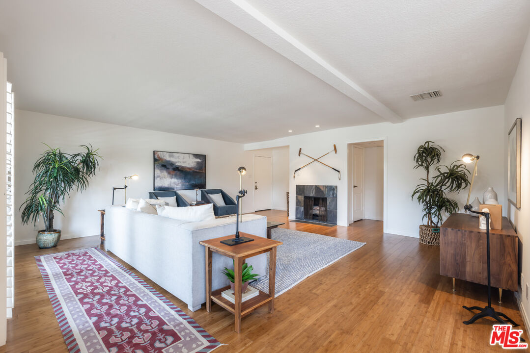 222 7th St Unit: 101