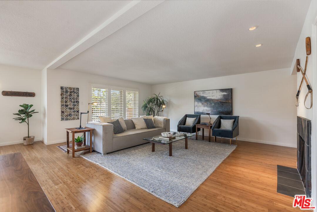 222 7th St Unit: 101