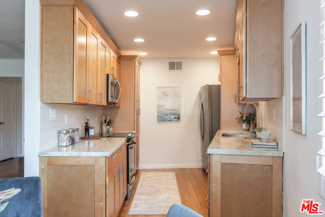 222 7th St Unit: 101