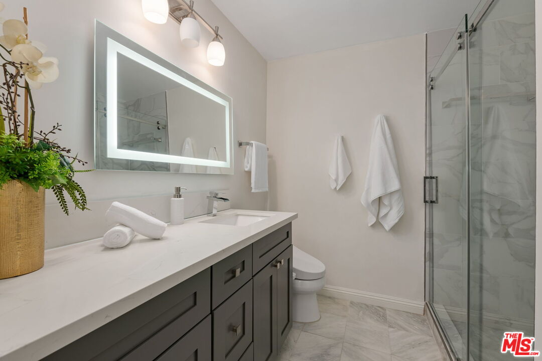 843 N Martel Ave Unit: 2