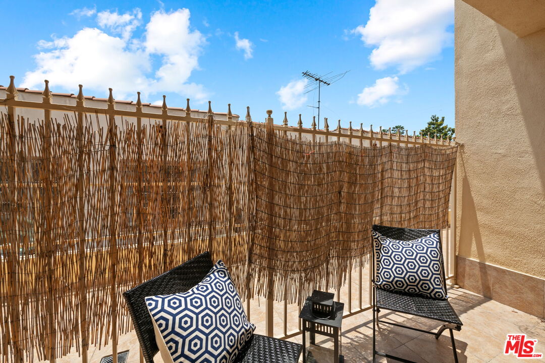 843 N Martel Ave Unit: 2