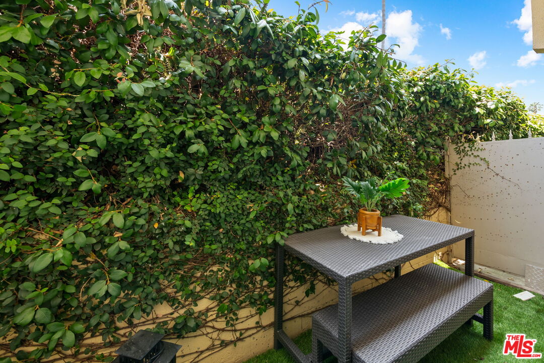 843 N Martel Ave Unit: 2