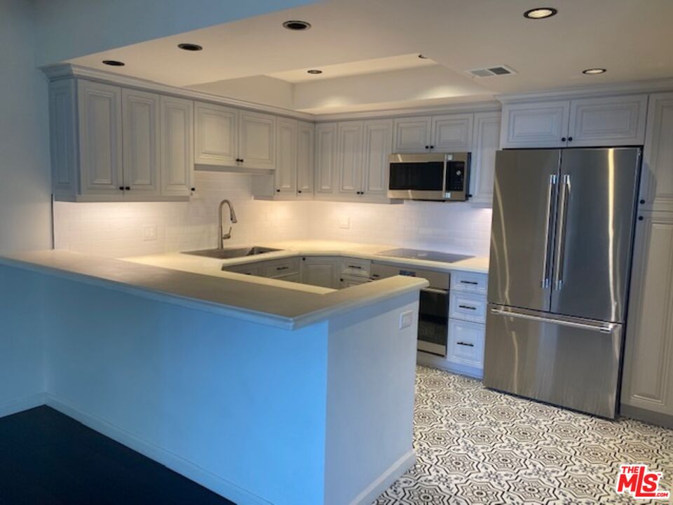 321 S San Vicente Blvd Unit: 407