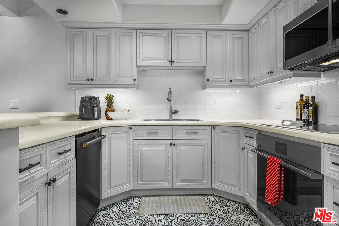 321 S San Vicente Blvd Unit: 407