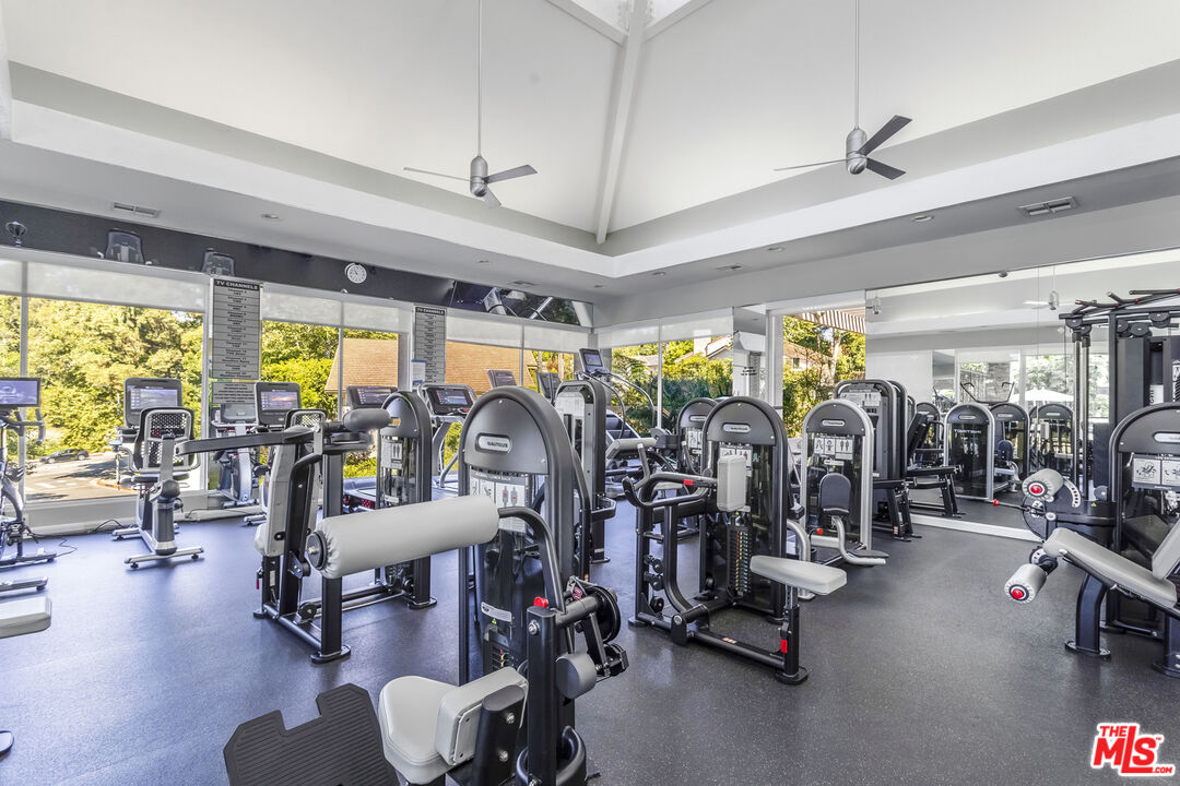 10200 Autumn Leaf Cir