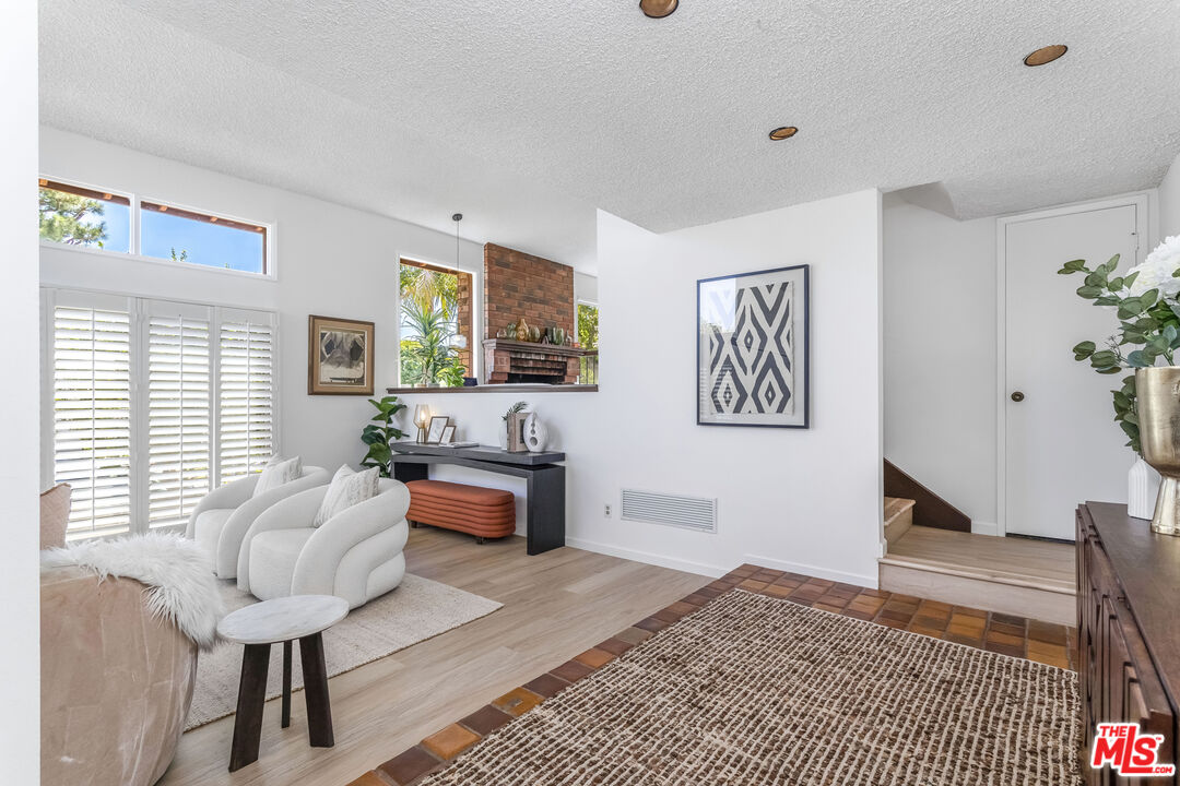 10200 Autumn Leaf Cir