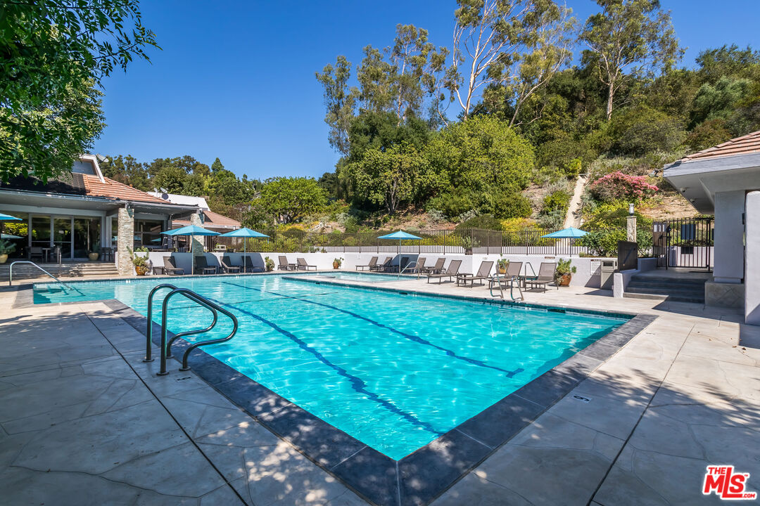 10200 Autumn Leaf Cir