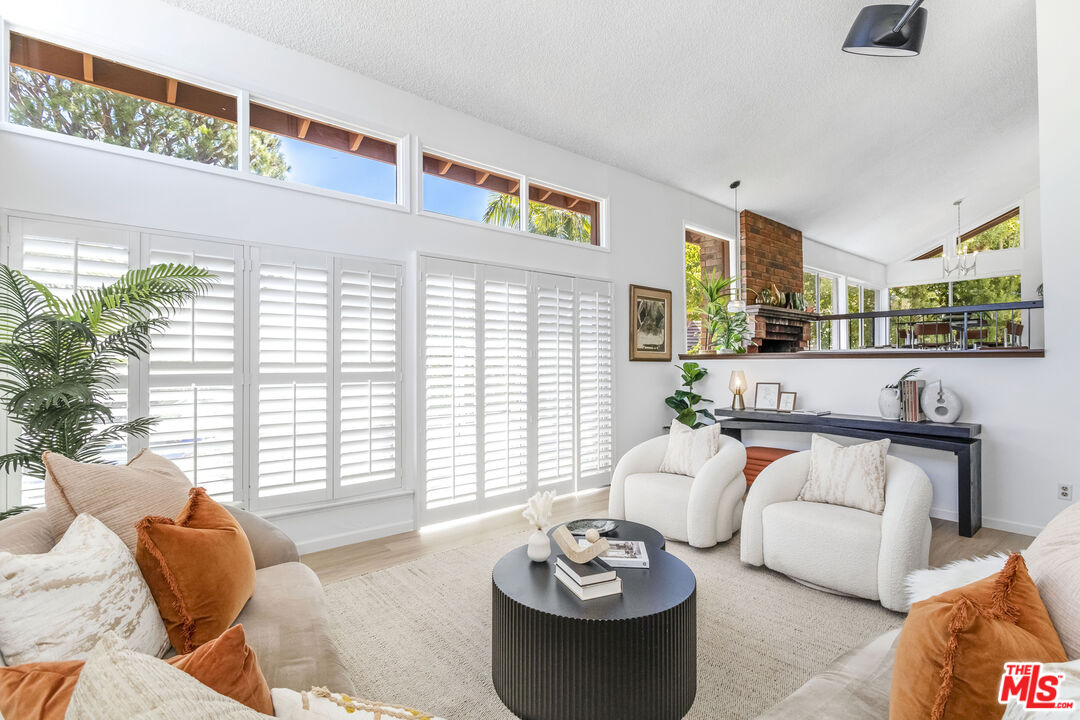 10200 Autumn Leaf Cir